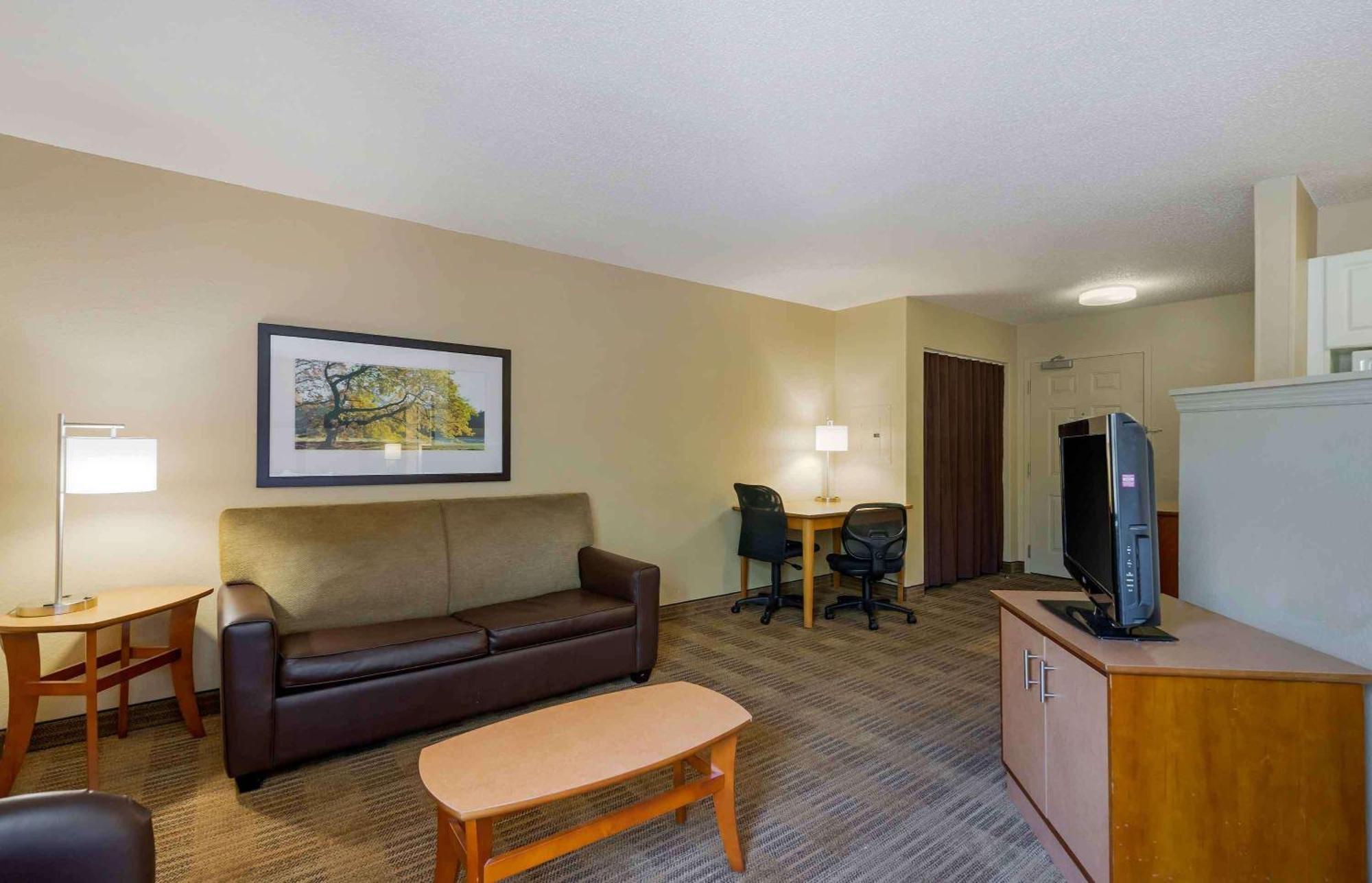 Extended Stay America Select Suites Tampa Airport Memorial Hwy Buitenkant foto